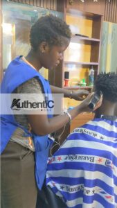 Goma : Keren Lembire, l’étudiante qui brise les stéréotypes en devenant barbière