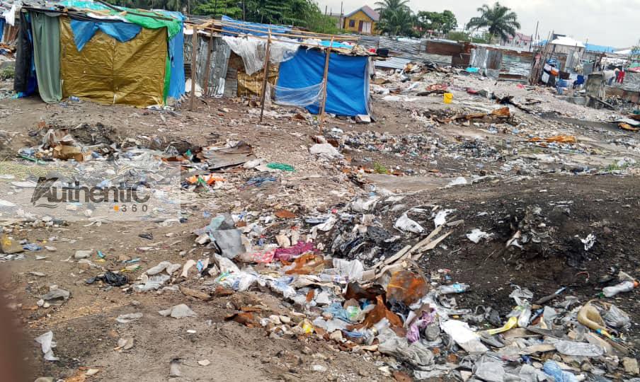 Pakadjuma : entre ruines, précarité et survie, les familles reviennent sur les décombres de leur ancien quartier